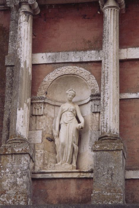 châtelet d’entrée, façade est, détail d’une niche et de statue