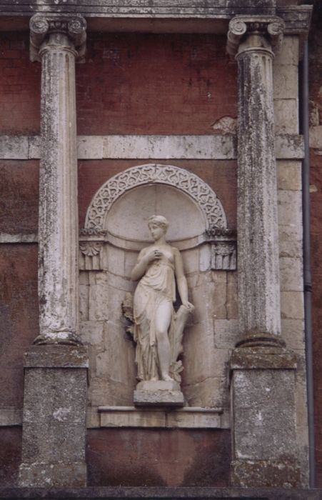 châtelet d’entrée, façade est, détail d’une niche et de statue