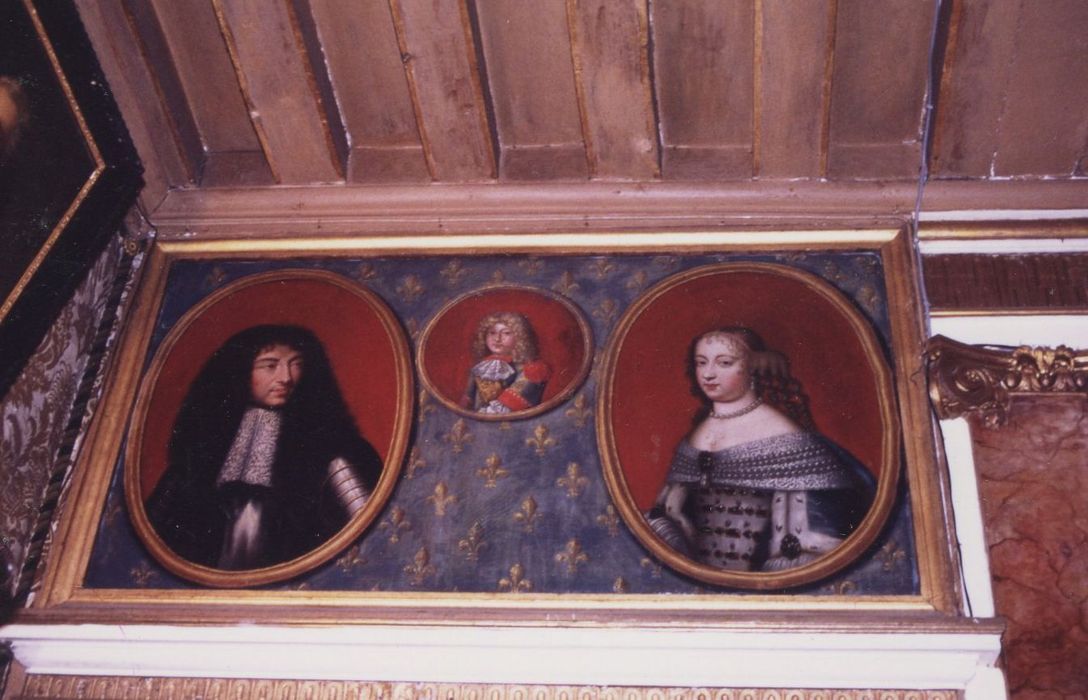 corps de logis central, 1er étage, grande chambre d’apparat, peinture monumentale : Portrait de Louis XIII, de Marie-Thérèse et du grand dauphin