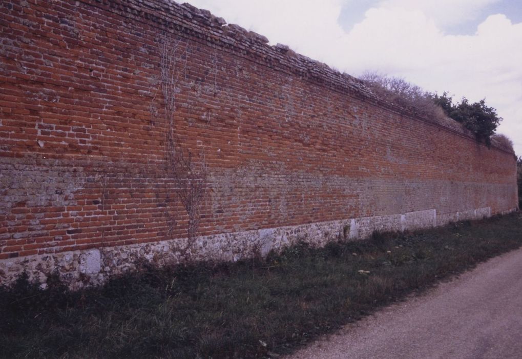 mur de clôture nord, vue partielle