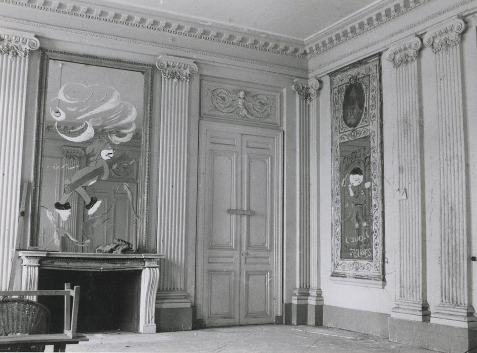 grand salon, vue partielle des lambris de revêtement