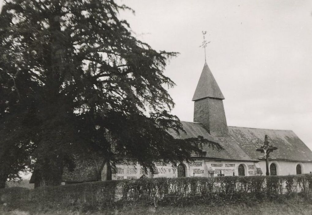 vue partielle de l’église dans son environnement depuis le Sud-Ouest