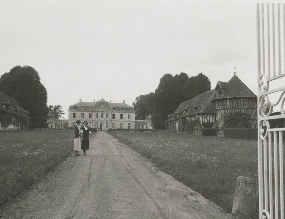 vue générale du château dans son environnement depuis l’Est