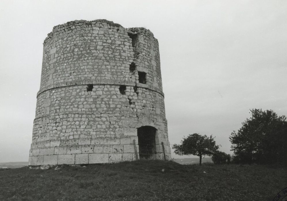 vue générale du moulin dans son environnement depuis le Nord