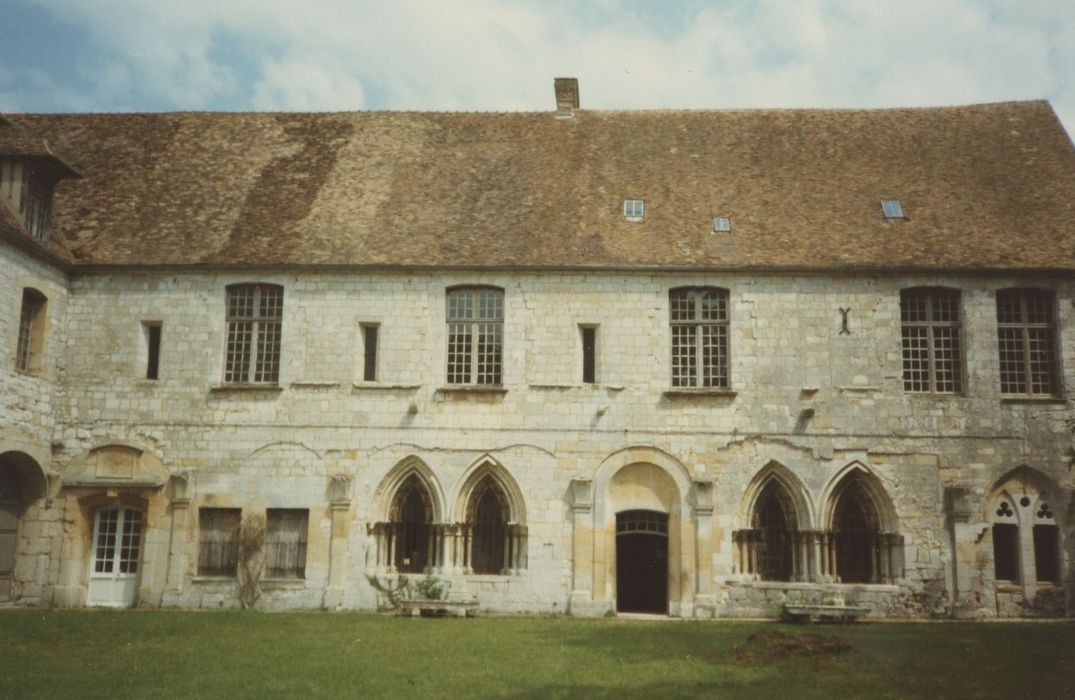 ancien cloître, aile est, façade ouest