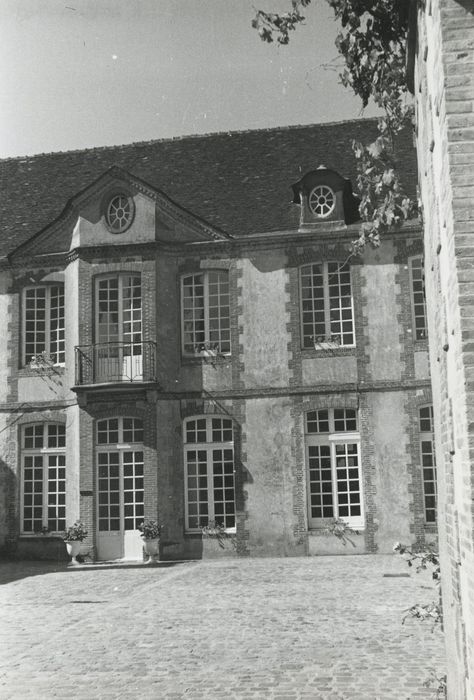 cour d’honneur, aile sud, façade nord, vue partielle