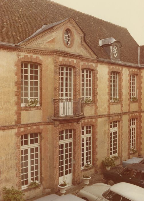 cour d’honneur, aile sud, façade nord, vue partielle