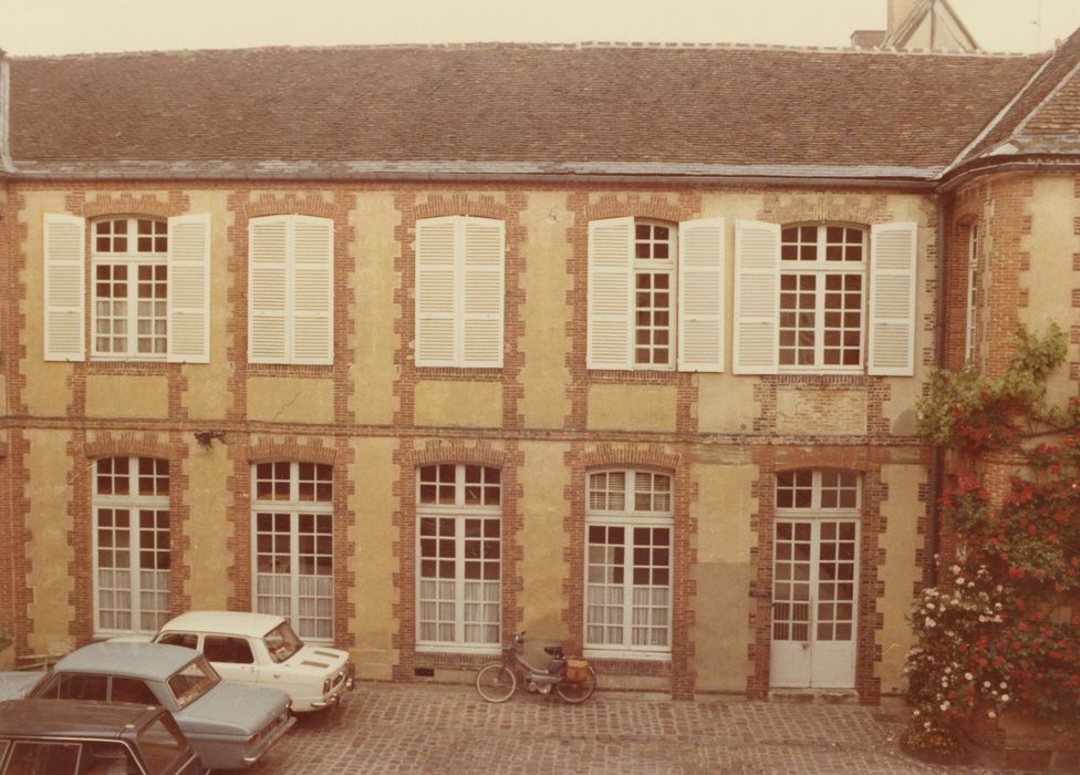 cour d’honneur, aile ouest, façade est