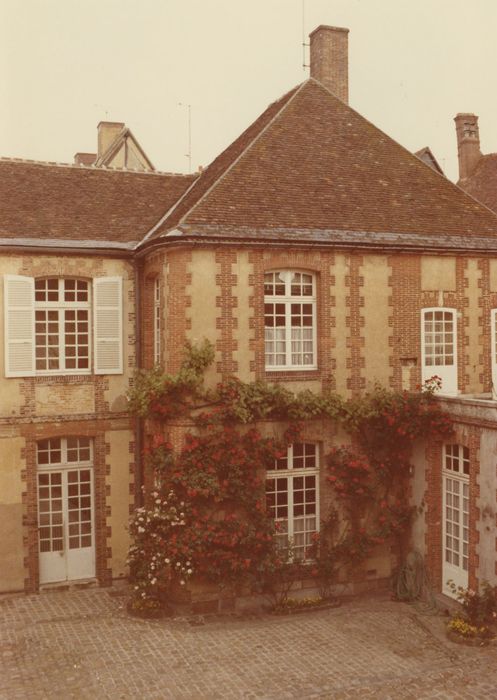 cour d’honneur, aile ouest, façade est du pavillon