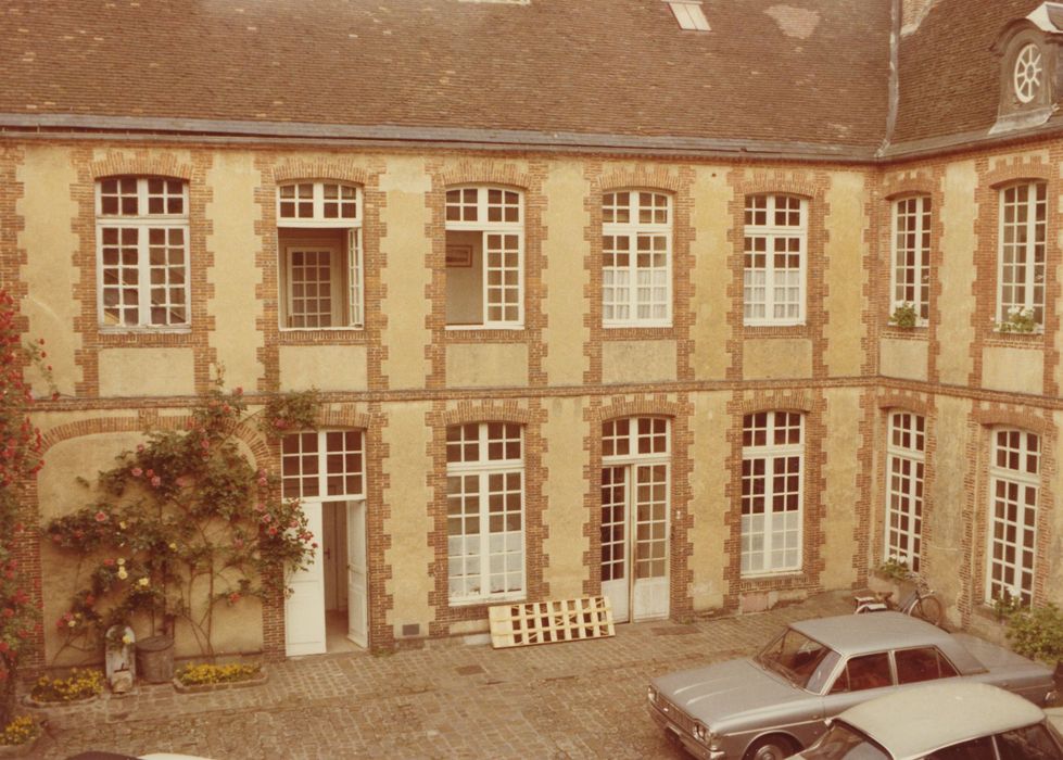 cour d’honneur, aile est, façade ouest