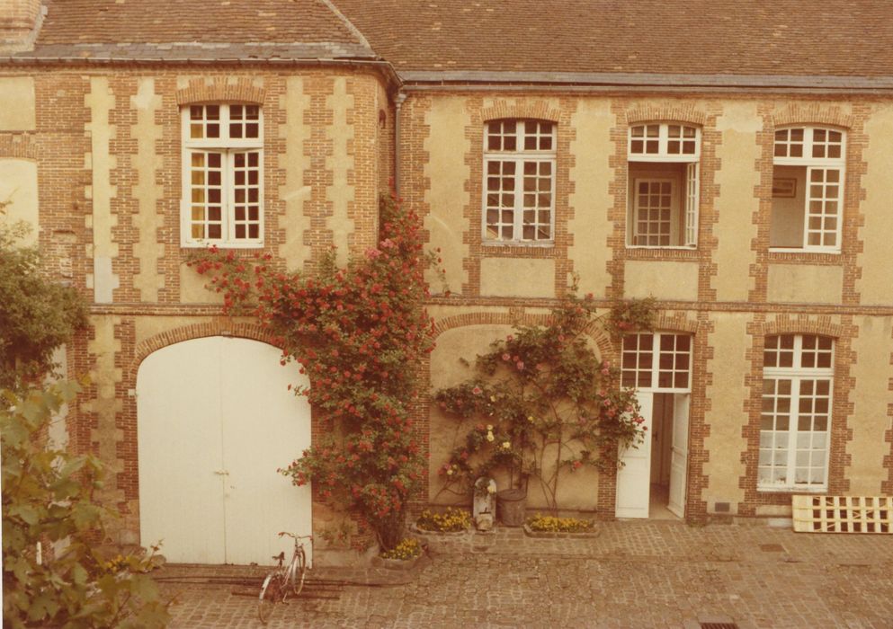 cour d’honneur, aile est, façade ouest, vue partielle