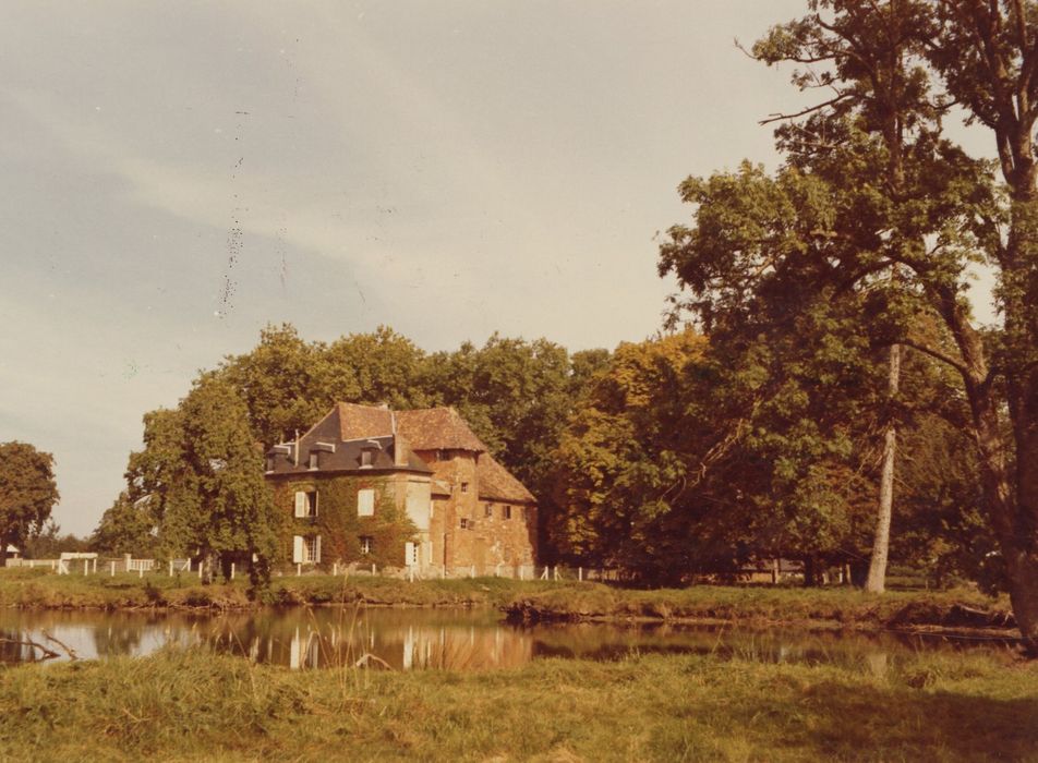 vue générale du manoir dans son environnement depuis le Sud-Est