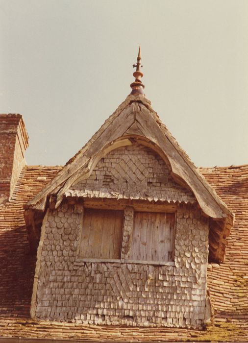 façade nord-est, détail de la lucarne centrale