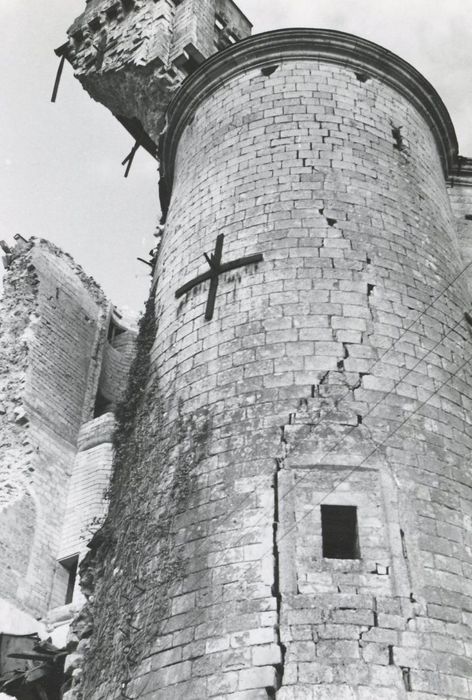 donjon, tour d’entrée de gauche, vue générale des fissures