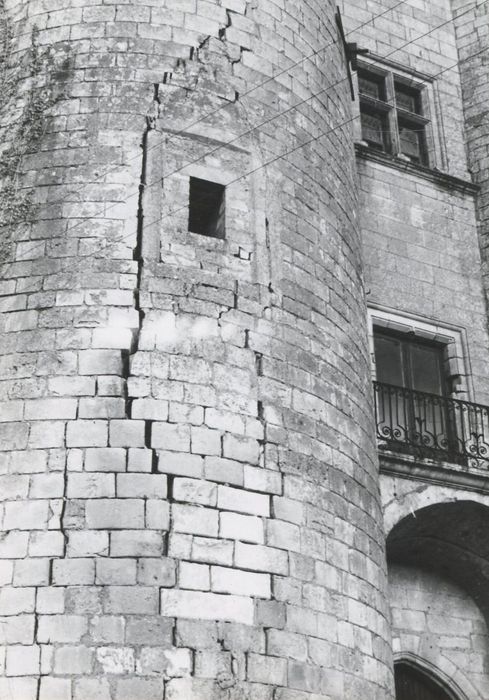 donjon, tour d’entrée de gauche, vue partielle des fissures