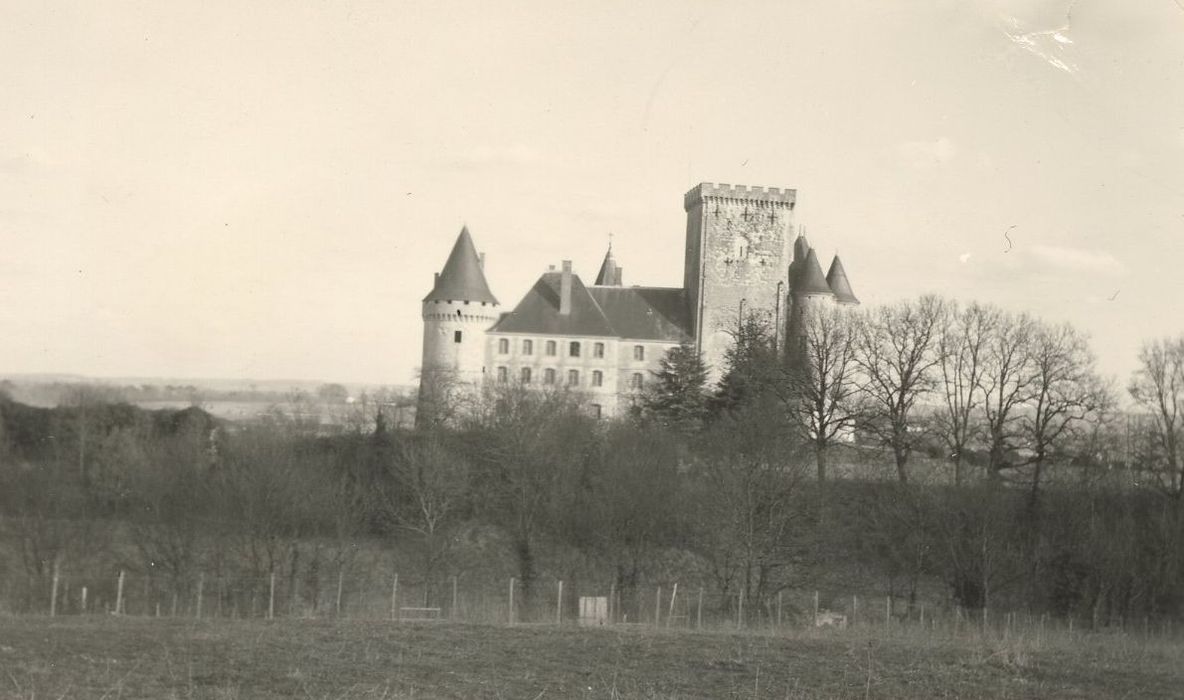 vue générale du château dans son environnement depuis l’Ouest