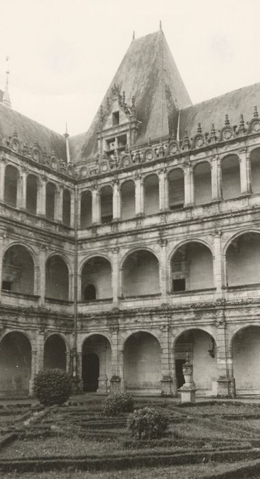 cour d’honneur, angle sud-est, vue partielle des façades