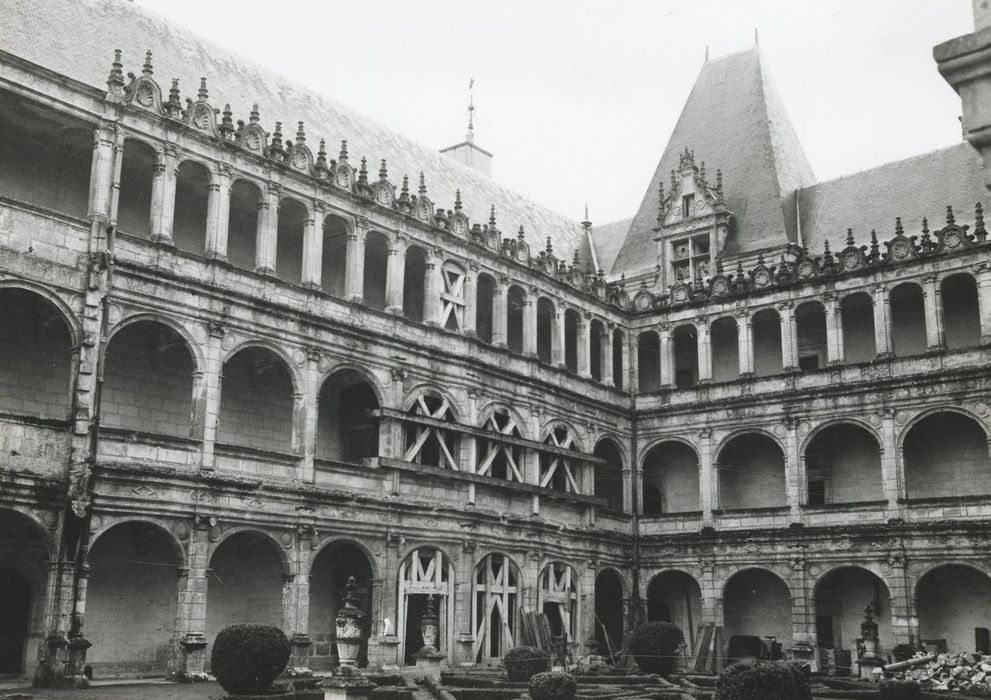 cour d’honneur, ailes sud et est, vue partielle des façades nord et ouest