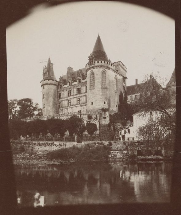 vue générale du château dans son environnement depuis le Nord-Est