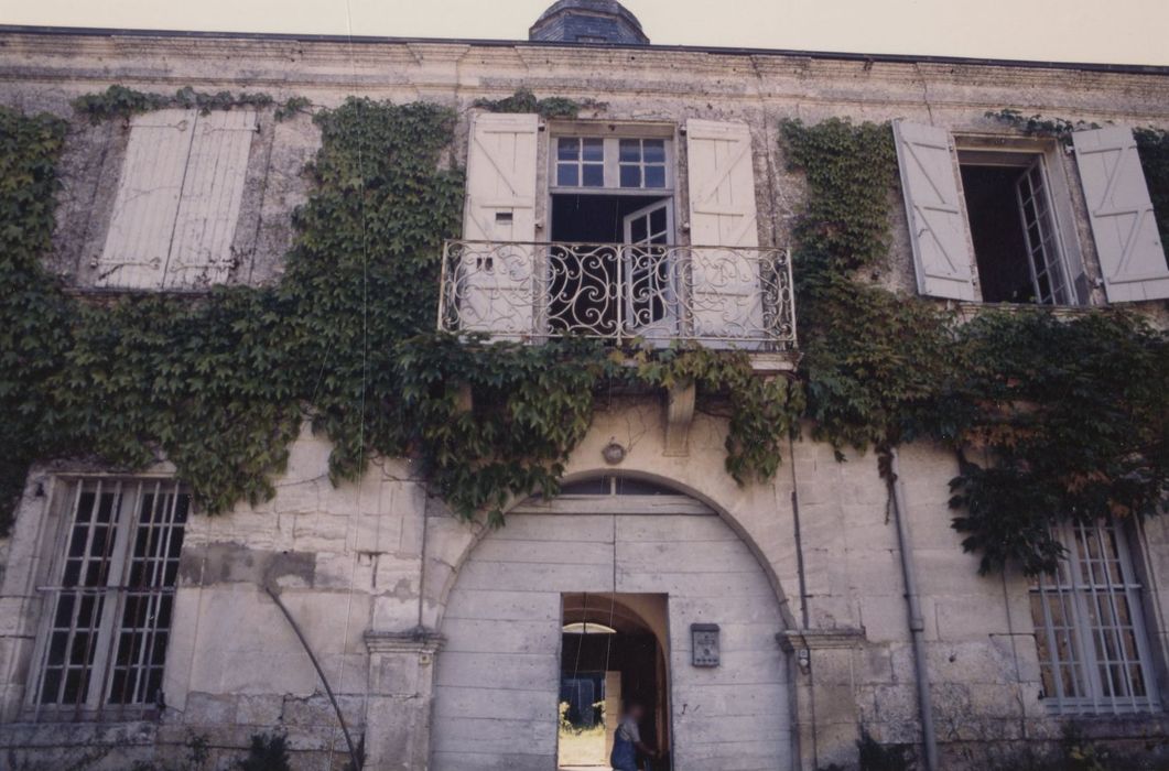 aile sud-est, façade nord-ouest sur cour, vue partielle