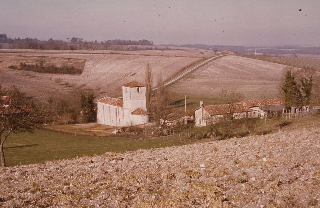 vue générale de l’église dans son environnement depuis le Sud-Est