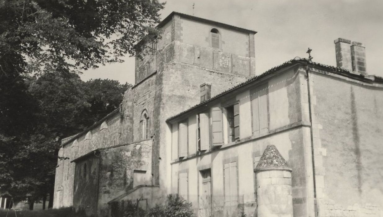 vue partielle de l’église dans son environnement depuis l’Est