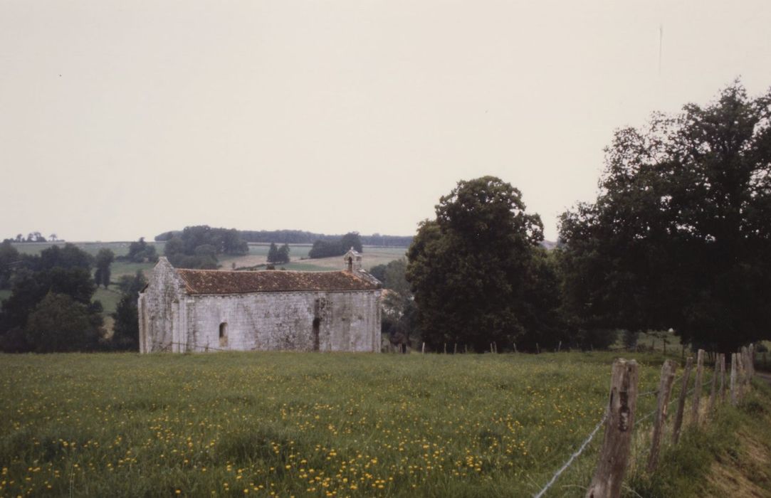 vue générale de l’église dans son environnement depuis le Nord-Est