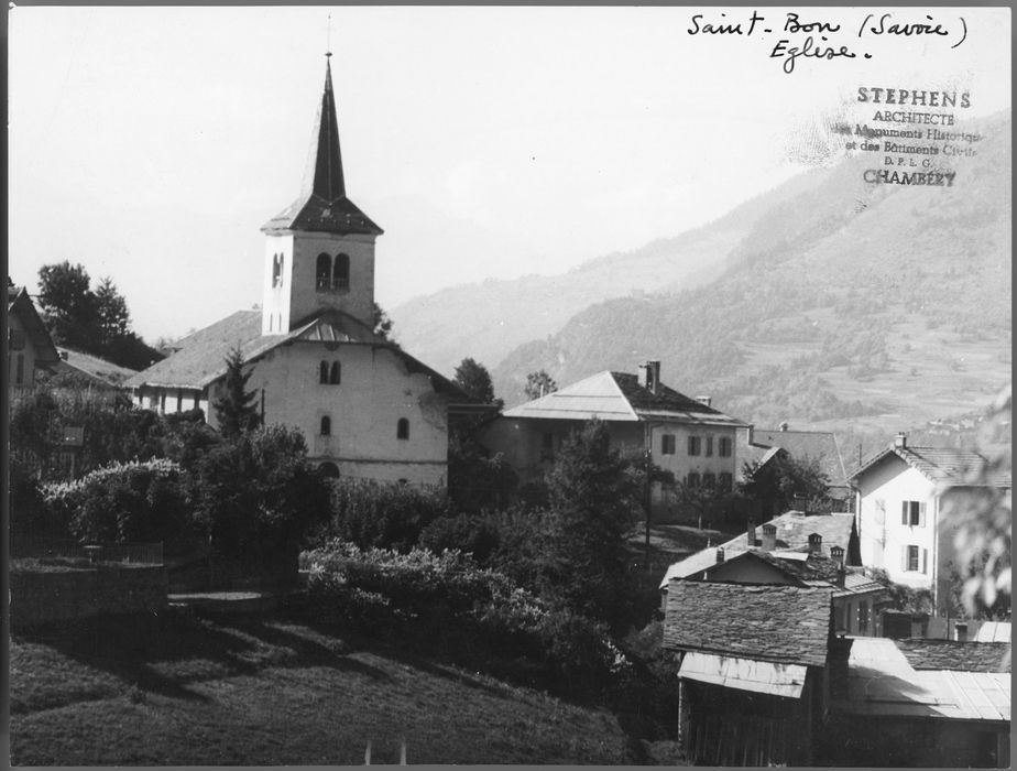 vue générale de l’église dans son environnement depuis l’Est