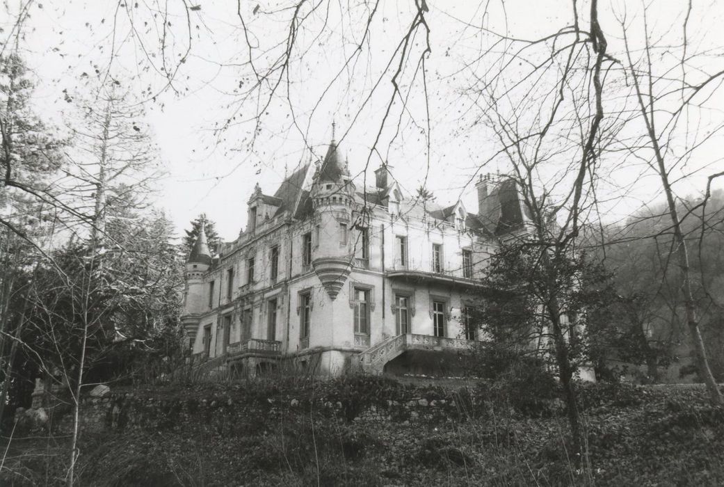 vue partielle du château dans son environnement depuis l’Ouest