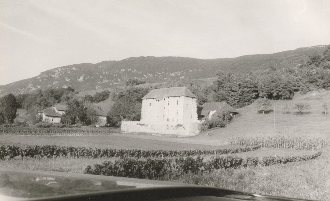 vue générale du château dans son environnement depuis le Sud-Ouest