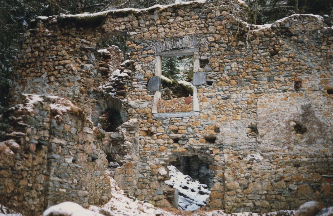 vue partielle des vestiges du bâtiment de la fonderie