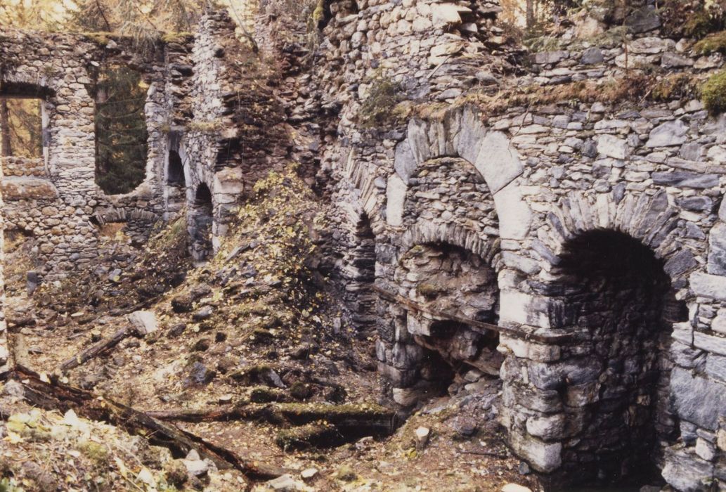 vue partielle des vestiges du bâtiment de la fonderie