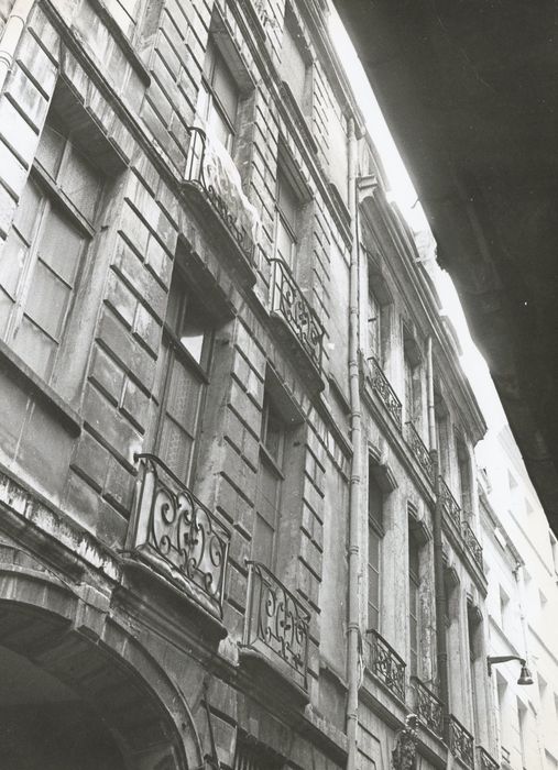 façade sur rue, vue partielle