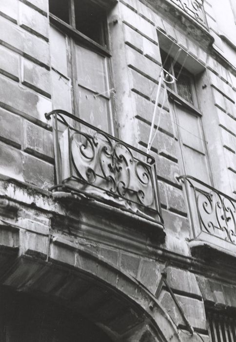 façade sur rue, détail d’un garde-corps