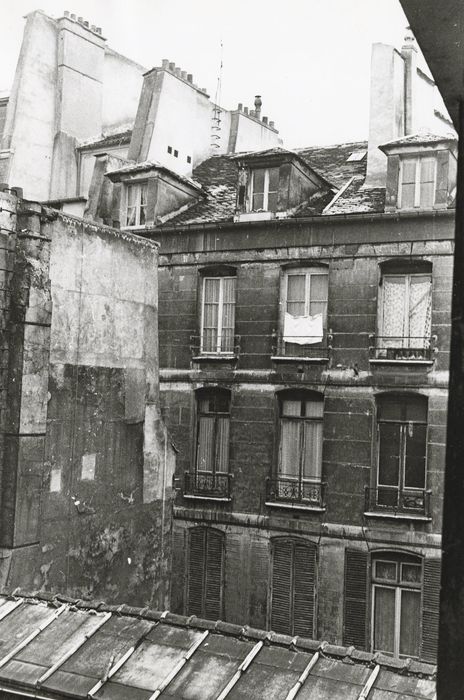 façade sur cour, vue partielle