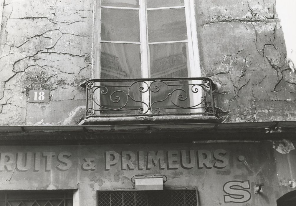 façade sur rue, détail d’un garde-corps