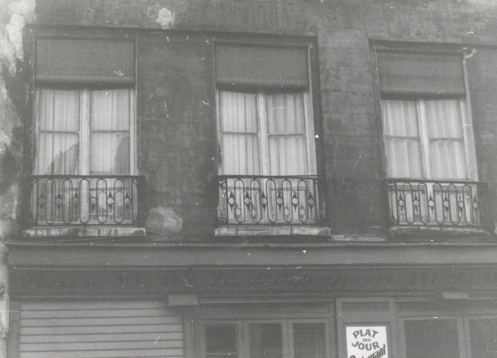 façade sur rue, détail des garde-corps