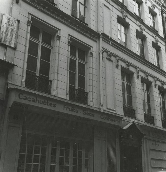 façade sur rue, vue partielle