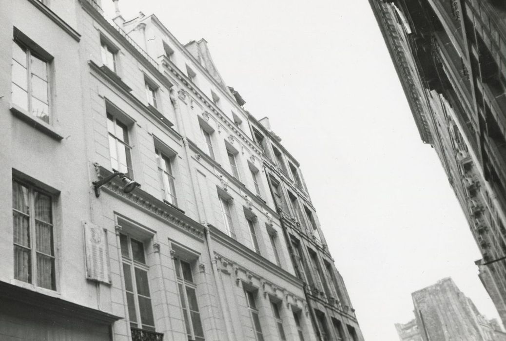 façade sur rue, vue partielle