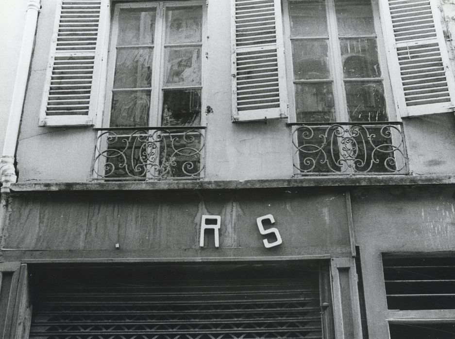 façade sur rue, vue partielle