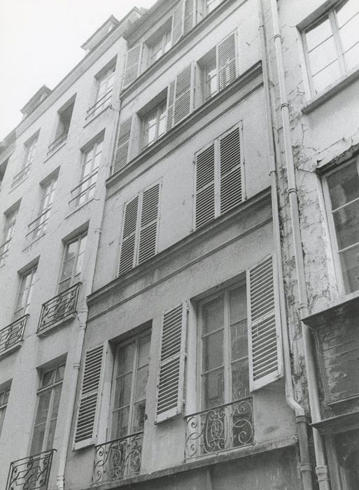 façade sur rue, détail des garde-corps