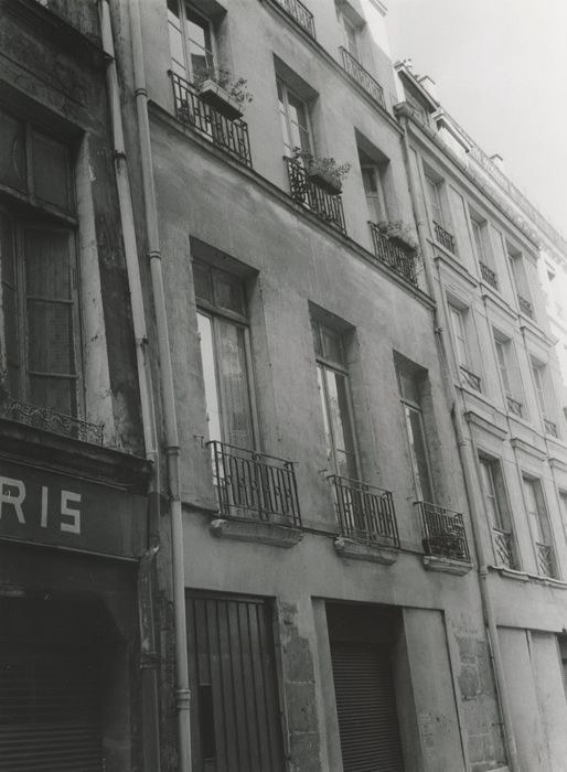 façade sur rue, vue partielle