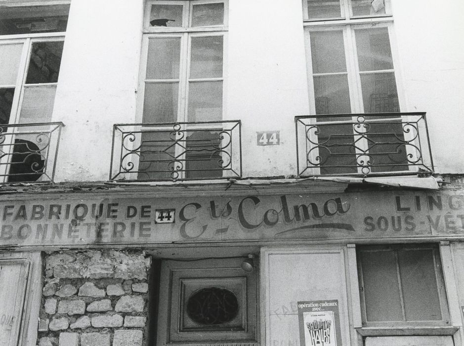 façade sur rue, détail des garde-corps