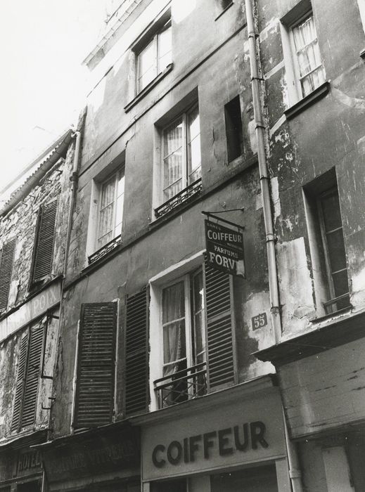 façade sur rue, vue partielle