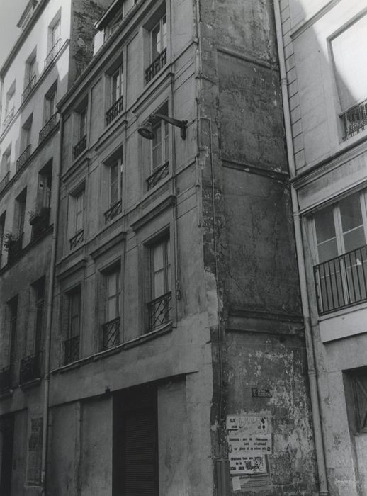 façade sur rue, vue partielle