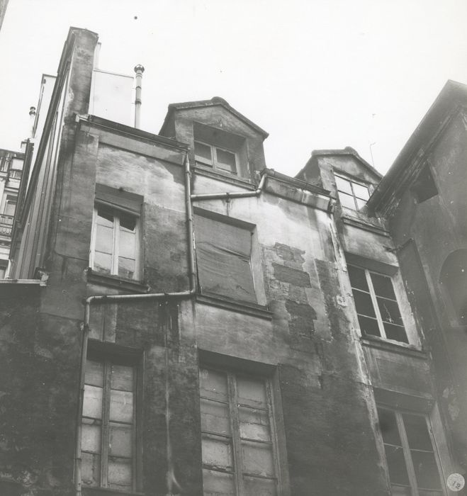 façade sur cour, vue partielle