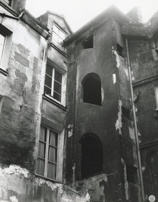 tour d’escalier sur cour