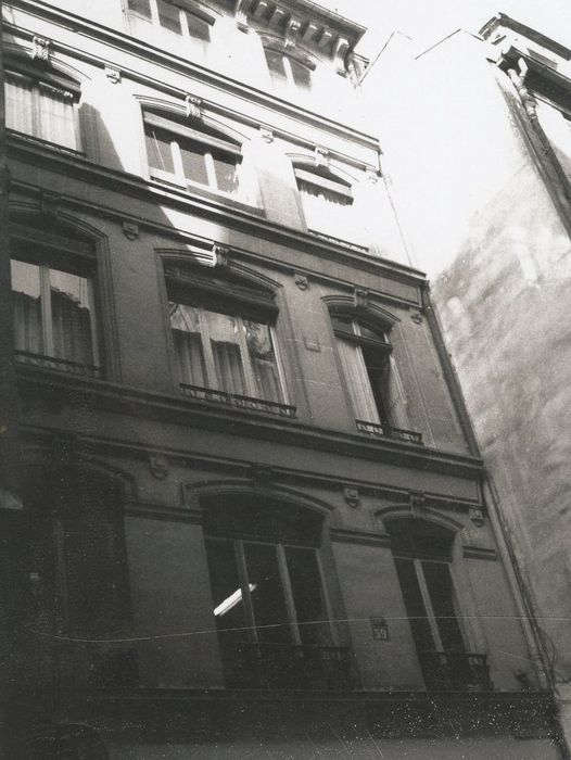 façade sur rue, vue partielle