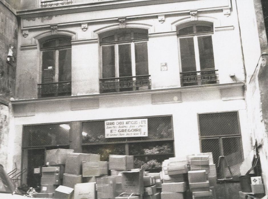 façade sur cour, vue partielle