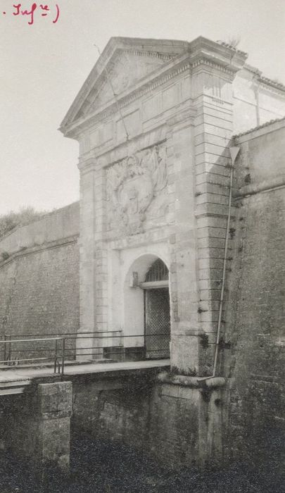 portail monumental d’accès à la citadelle